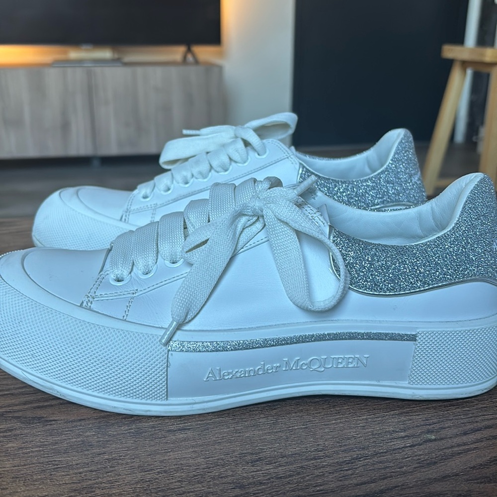 Alexander McQueen men’s White leather and Silver Sneakers, Size 43 EU (10.5 usa)